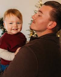 All things merry & bright✨🎊🎄 Nothing beats the holidays with a busy  toddler!🥹