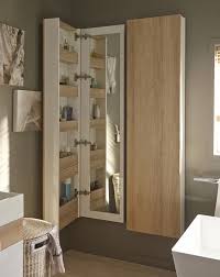 Une Colonne De Rangement Fonctionnelle Dans La Salle De Bains Idee Salle De Bain Rangement Salle De Bain Mini Salle De Bain