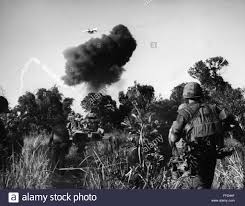 Mit unverständnis hat justizminister heiko maas (49, spd) darauf. Vietnam Krieg Napalm 1966 Num Marine Phantom Flugzeug Fallt Napalm Auf Einem Dorf Zur Unterstutzung Der Amerikanischen Truppen November 1966 Stockfotografie Alamy