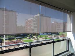 Uberdachter Balkon Mit Glasfenstern Und Sonnenschutz Rollos Windschutz Terrasse Windschutz Balkon Windschutz