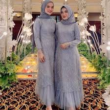 Brokat juga sebenarnya sangat pas jika dikombinasikan dengan satin apalagi dalam acara pesta yang dimana dari sisi tampilan sendiri lebih casual dan memberikan kesan feminim yang mendalam. Dress Kebaya Brokat
