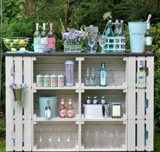 Stehtisch Fur Garten 16 Ideen Fur Dekorativen Und Nutzlichen Gartentisch Bars Im Freien Gartenhochzeit Holzkisten
