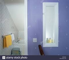 Warum schimmelt es im schlafzimmer? Undurchsichtige Fenster In Lila Mauer Zwischen En Suite Badezimmer Aus Kleinen Loft Conversion Schlafzimmer Stockfotografie Alamy