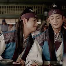 V hat eine jüngere schwester (kim … Hwarang Taehyung Gif Hwarang Taehyung Minho Discover Share Gifs