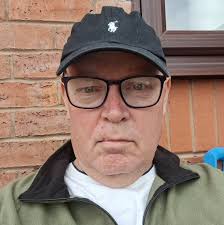 A friend has this bird in a neighbours garden, Woodbury, any help with i.d.  please.