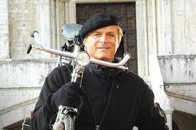 Terence hill stars as don matteo, a thoroughly ordinary catholic priest with an extraordinary ability to read people and solve crimes. Don Matteo Seasons 1 2 3 And 4 With English Subtitles On Dvd Ioffer Movies