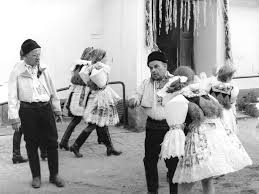 Jsou věci, které by se pravděpodobně v manželství a ve vztahu dělat neměly. Slovacko Sa Nesudi 1975 Csfd Cz
