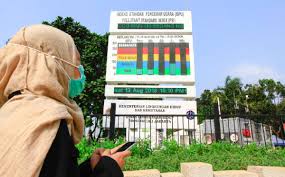 Pencemaran udara adalah kehadiran satu atau lebih substansi fisik, kimia, atau biologi di atmosfer dalam jumlah yang dapat membahayakan kesehatan manusia, hewan, dan tumbuhan, mengganggu estetika dan kenyamanan, atau merusak properti. Terlena Baku Mutu Udara Lingkungan Majalah Tempo Co
