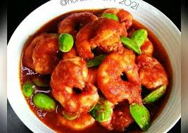 Salah seorang chef di surabaya pernah bilang ke gw klo' ingin bisa masak enak modalnya harus terus belajar memasak & sering2 di praktekkan. Udang Masak Sambal Petai
