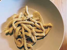 This recipe would also be great with the reason this is cacio e pepe style and not a traditional cacio e pepe recipe is because the base of the sauce is a mornay, or a creamy bechamel. Recipe How To Make Golden Padella S Pici Cacio E Pepe In 30mins Travel Food People