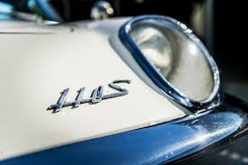 Kereta itu dijumpai di tempat letak. Mazda Cosmo Sport 50 Tahun Teknologi Enjin Rotary