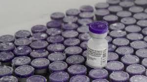 Vaksin ini memunculkan kasus alergi ke sejumlah penerimanya, dalam gelombang pertama vaksinasi yang terjadi di inggris. China Meminta Vaksin Pfizer Tidak Digunakan Pada Lansia