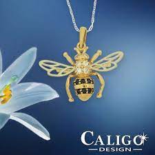 Bee Pendant Necklace 14k Yellow And White Gold Bee With Etsy Bee Beependant Golddiamondbee Diamondbee Goldbee Na Bee Jewelry Bee Pendant Bee Necklace