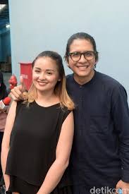 Ayah empat anak ini bahkan masih dirawat di ruang icu. So Proud Joana Alexandra Dan Suami Yang Tetap Tersenyum