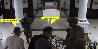 Fetullahçı terör örgütünün (fetö) darbe girişimi sırasında genelkurmay başkanı orgeneral hulusi akar ve darbe girişiminde bulunan askerler orgeneral akar'a darbe bildirisini de imzalatmaya çalıştı. Darbeci Pilot Hulusi Akar I Kurtardigini Saniyormus Internet Medya