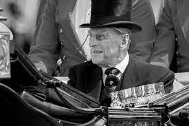 Książę filip był oficerem royal navy, księciem edynburga i mężem najbardziej rozpoznawalnej współcześnie królowej, czyli elżbiety ii. Ygkgl4sltq1 Fm