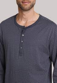 Poche poitrine et deux boutons de manchette. Chemise De Nuit A Longues Manches Et A Col Tunisien Pour Homme Avec Un Imprime Anthracite Et Blanc Collection Ebony Schiesser