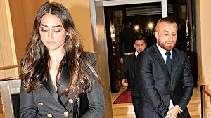 Yıldız futbolcu gökhan töre ve diriliş ertuğrul dizisiyle tanınan esra bilgiç'i ve evlilik heyecanı sardı. Gokhan Tore Nisanlandi Futbol Haberleri Haber7