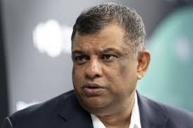 Mr fernandes and chloe were said to have been dating for more than two years. Airasia Ceo Tony Fernandes On Aviation Industry Outlook