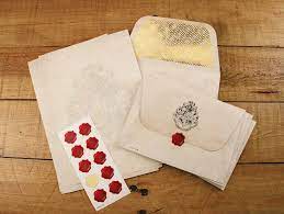 Parselmund, hogwarts, muggel, expeliarmus, dementoren, butterbier… das sind bei unseren kindern schon lange bekannte begriffe. Harry Potter Brief Set Briefpapier Umschlag Hogwarts Logo Wachs Siegel Aufkleber Ebay