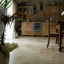 Casa Colonica Nella Campagna Toscana A Impruneta Pavimenti In Travertino Pavimento Cucina Pavimenti Travertino