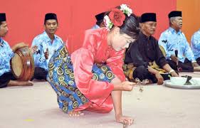 Tari serimpi merupakan tarian tradisional yang berasal dari yogyakarta. Dabus Antara Langgar Syariat Dan Keistimewaan Tarian Warisan