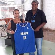 Marta, jogadora brasileira, dominando a bola em partida de futebol. Campea Mundial De Basquete Ruth Esta Em Estado Critico Em Uti 31 03 2021 Uol Esporte