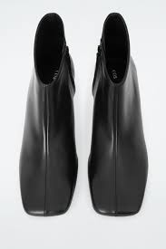 ANKLE BOOTS MIT KARREEFÖRMIGER ZEHENPARTIE - SCHWARZ | COS