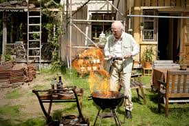 Der Hundertjahrige Der Aus Dem Fenster Stieg Und Verschwand Allan Karlsson Robert Gustafsson Heizt Den Grill An C 2013 Concorde Hundertjahrige Verleih Filme