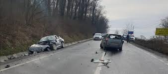 Un tânăr de 17 ani a decedat, iar testele au arătat că șoferul mașinii, în vârstă de 22 de ani, era băut la volan. Foto Trei RÄƒniÈ›i Intr Un Accident Rutier Produs La Intrare In MediaÈ™ Sibiu Independent