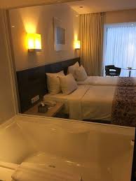 9 hotel di bandung dengan family room di bawah 1 juta untuk keluarga. Bathtub Transparan Dengan Hoarding Picture Of Padma Hotel Bandung Tripadvisor