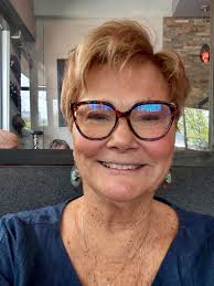 Cut my hair short today and honestly… I think I'm obsessed! 😍 But I'd love  your opinions — does short hair really make us look younger?