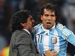 Diego maradona prometió besar a carlos tevez cuando gimnasia visite la bombonera este domingo. Diego Maradona Disparo Contra Contra Carlos Tevez Diego Simeone Y Olarticoechea Futbol Argentino Internacional Futbol