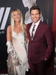 James marsden girlfriend, wife, partner: Westworld S James Marsden Steps Out With Girlfriend Edei For An Autumnal Stroll Around New York Daily Mail Online