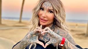 Adrianna z "Królowych życia" pokazała się bez doczepów. Jej naturalne włosy  wołają o pomstę do nieba