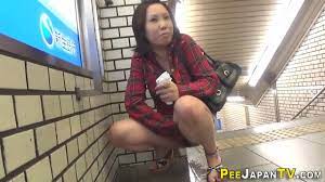 Asian pees in public building - XVIDEOS.COM