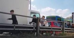 Jízdní řády, ceny a jízdenky. Milano Il Bus Sfonda Il Posto Di Blocco Le Urla E I Bambini In Fuga Il Sole 24 Ore