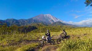 Di daerah tapal kuda terdapat dua kelompok pegunungan: Off Road Di Semeru Moto East Java