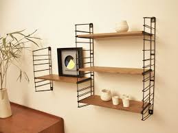 Entreposez aisément vos affaires sur votre étagère murale. Etagere String Tomado Vintage Scandinave