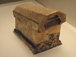 鎏金棺材 是现实棺材的微缩版 是古代官场之间贵重的礼品 棺材 是升 官 发 财 之意 官场腐败 我们有的是 优质 基因 如今的国度 最稀缺的不是对伟大 神迹的膜拜 而是对平凡和真实的崇尚 china museum decorative boxes decor skull