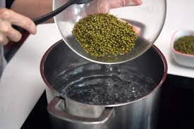 Karena biasanya bubur kacang hijau ini dicampur dengan ketan hitam, maka sekalian admin tulis resep cara membuat bubur ketan hitam sekalian. Cara Membuat Kacang Hijau Tanpa Santan