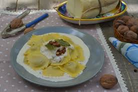 Con il mattarello tira la sfoglia, su una metà posiziona delle noci di ripieno (distanziate tra loro), copri con la parte rimasta e con una rotella dentata forma i ravioli. Pin Su La Cucina