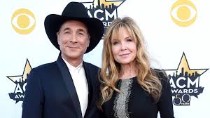 Happy wedding anniversary to lisa hartman black & clint black, married on this day in 1991 #knotslanding #2000maliburoad @clint_black pic.twitter.com/x4tfhegwic — soap dude 2 (@soap_dude2) october 20, 2017 eight years after marrying, the couple released what has come to be known as one of the greatest country love songs of all time. Inside Clint And Lisa Hartman Black S Marriage