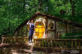 Ormanya Dogal Yasam Parki Icinde Yuzuklerin Efendisi Filminden Esinlenerek Yapilan Birkac Hobbit Evi De Bulunmak Da Bugun Ramaza Evler Hobbit Evi Ormanlar