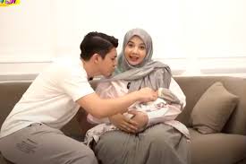 Lantas, siapa nama anak pertama zaskia sungkar dan irwansyah itu? 4 Perubahan Irwansyah Dan Zaskia Sungkar Setelah Punya Anak Halaman All Kompas Com