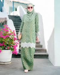 Songket is a fabric that belongs to the brocade family of textiles of the malay world (today, brunei, indonesia, malaysia, singapore and philippines). Baju Kurung Songket Lace Azleen Pine Green Muslimahclothing Com