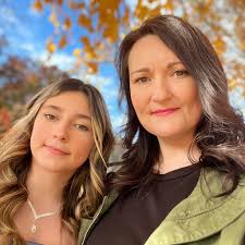 Do you think a $60,000 salary annually is enough for a family (of 4-5) to  live comfortably? (That's about $5000/month).