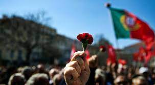 Revolução de 25 de abril de 1974 ~ portugal. Libertad Y Flores Celebrando El 25 De Abril En Lisboa