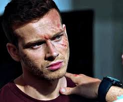 Eddie ha davvero una cotta per le spalle di Buck (cioè, lo avrei anch'io  considerando quanto sono massicce e muscolose) 🤭🤭🤭 : r/911FOX