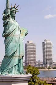 Die freiheitsstatue ist ohne jeden zweifel das wahrzeichen schlechthin von new york. S Tauqueur Kopie Freiheitsstatue Wolkenkratzer Im Hintergrund Kunstdruck